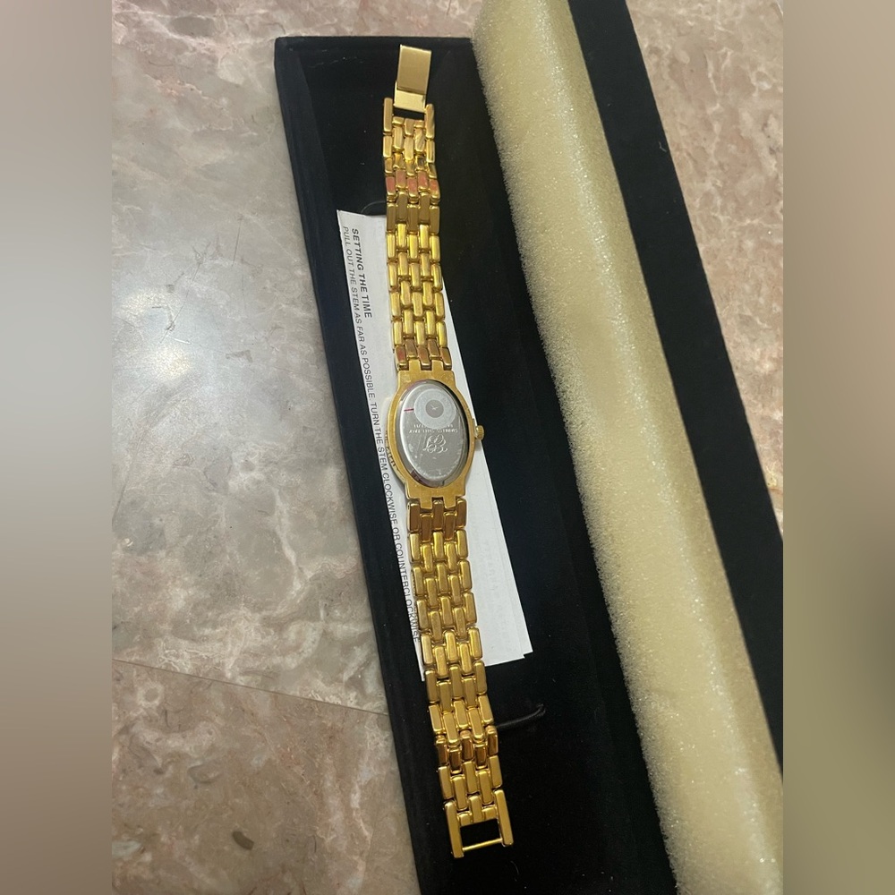 Elizabeth Taylor White Diamonds Collection Ladies Goldtone Watch & Box UNTESTED - Picture 6 of 10